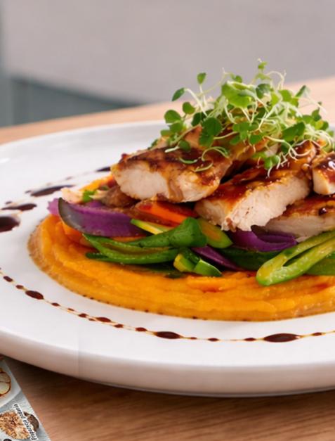 Indyk z warzywami i puree z marchewki