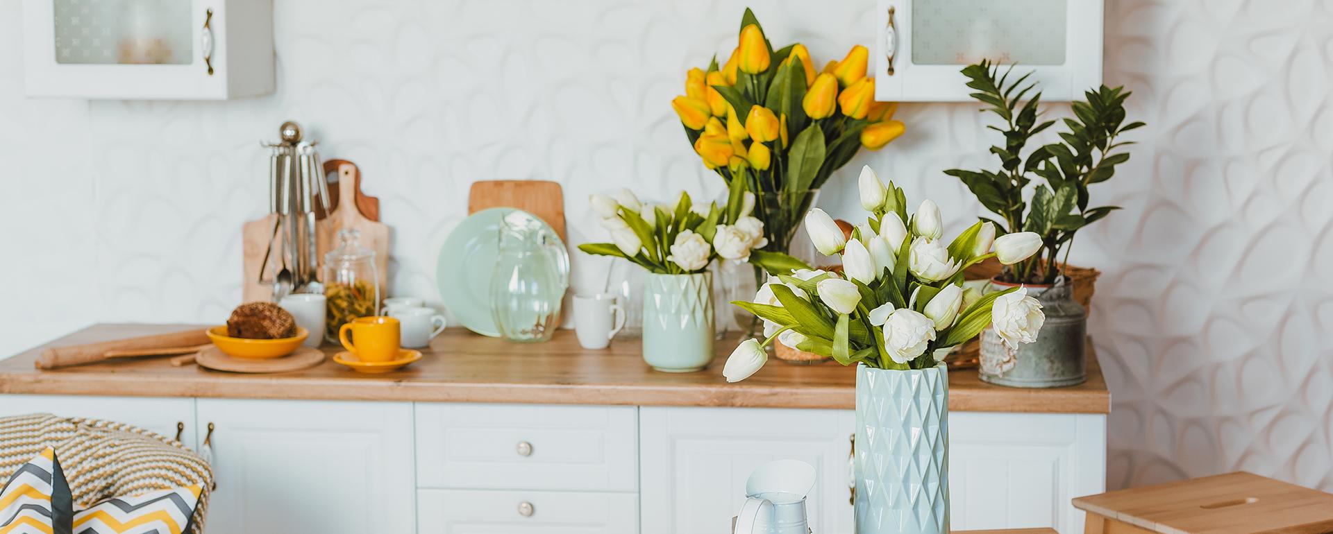 Wiosenne bukiety kwiatów i dekoracje stołów, czyli sztuka florystyki