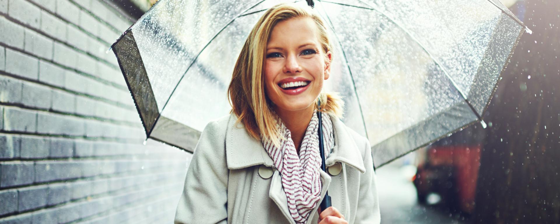 Savoir-vivre z parasolką, czyli jak zachować klasę w deszczowe dni?