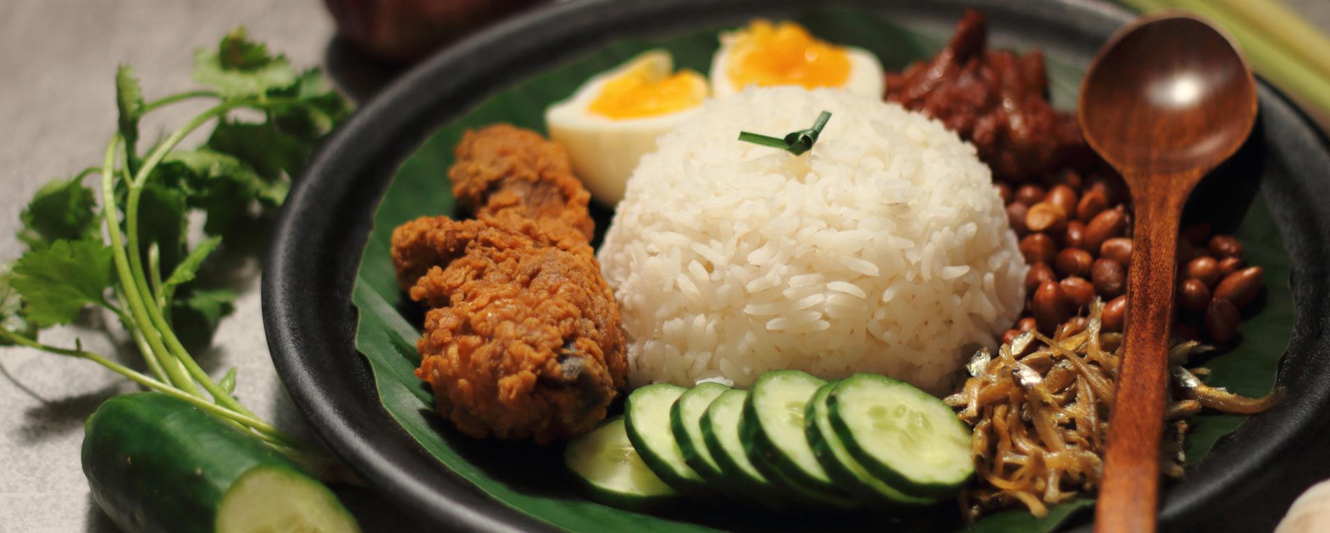 Nasi Lemak z kurczakiem, jajkiem sadzonym i orzeszkami